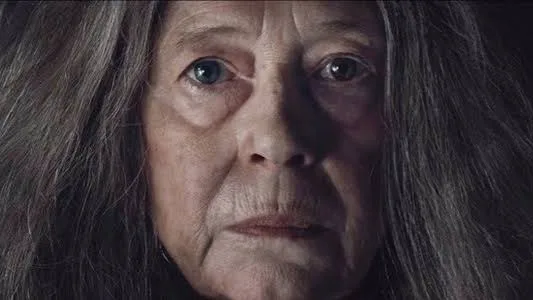 Claudia na série Dark/Netflix